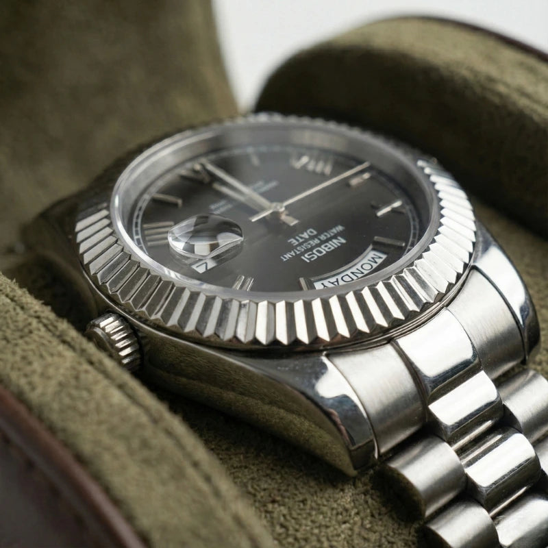 Fabricantti relógio masculino close-up luneta canelada mostrador preto dia semana data pulseira presidente aço inoxidável fundo suede verde oliva
