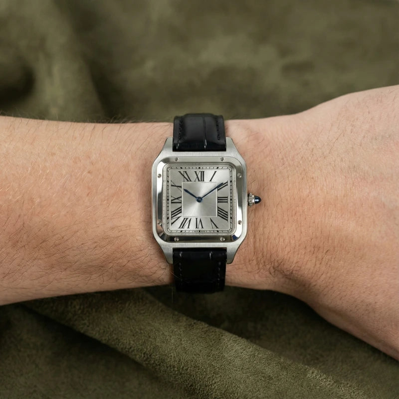 Relógio Fabbricantti masculino caixa quadrada mostrador prata numerais romanos pulseira couro preto crocodilo estilo Santos no pulso fundo suede verde oliva