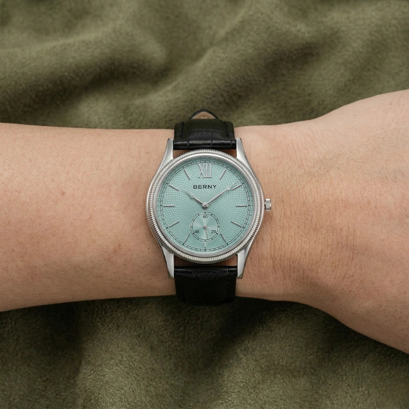 Relógio Fabbricantti mostrador azul claro guilhoché numerais romanos pulseira couro preta sendo usado no pulso masculino