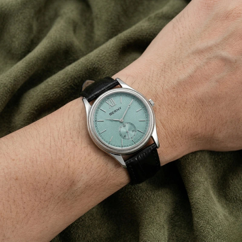 Relógio Fabbricantti mostrador azul claro guilhoché caixa aço prata pulseira couro preta no pulso masculino close-up