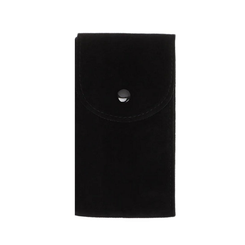 Capa em veludo preto da fabricante Fabbricantti, acessório clássico para transporte de relógios exclusivos e sofisticados, ideal para estilo Old Money e peças de relojoaria atemporais.