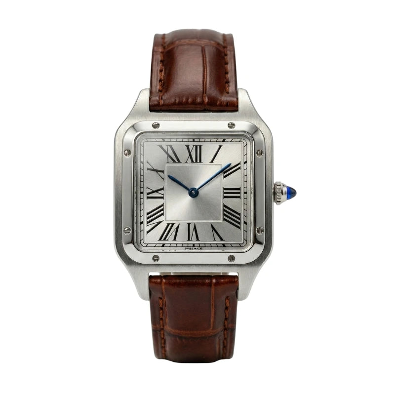 Fabricanti relógio masculino caixa quadrada mostrador branco numerais romanos ponteiros azuis parafusos aparentes pulseira couro marrom fundo branco