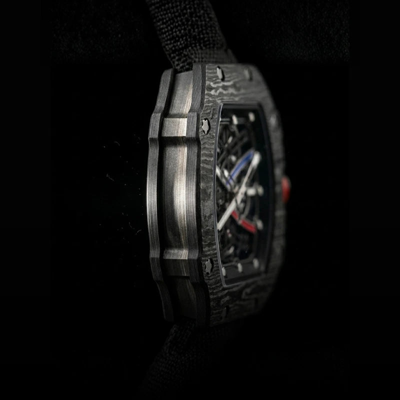 Relógio masculino Fabbricantti esqueleto caixa tonneau fibra de carbono ângulo três quartos mostrador esqueleto pulseira nylon fundo preto produto luxo esportivo