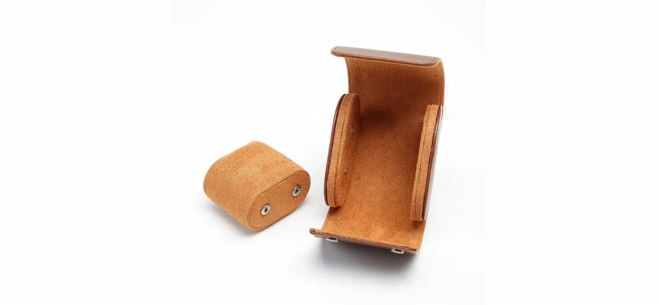 Estojo masculino Fabbricantti para relógios de pulso feito em couro legítimo marrom. Perfeito para acomodar e proteger relógios exclusivos com elegância e estilo Old Money.