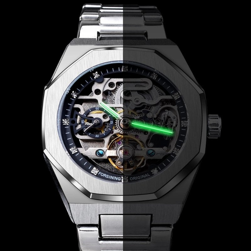 Relógio Octtagono com mostrador esqueleto automático e ponteiros luminescentes em verde. A precisão mecânica e o luxo da marca fabricante em cada detalhe.