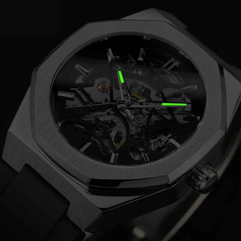 Relógio Sporttelon automático com efeito luminescente nos ponteiros, ideal para visualização noturna. Design robusto da linha fabbricantti com mostrador skeleton escurecido e pulseira preta.