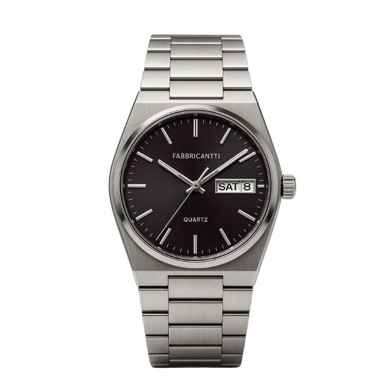 Relógio masculino com mostrador preto clássico e pulseira de aço inox escovado, ideal para compor um visual elegante, moderno e atemporal.