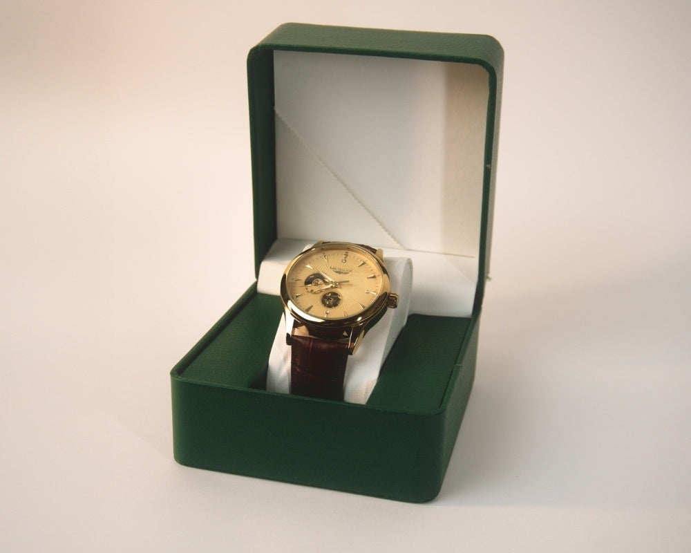 fundo branco com case e relógio fabbricantti centralizado