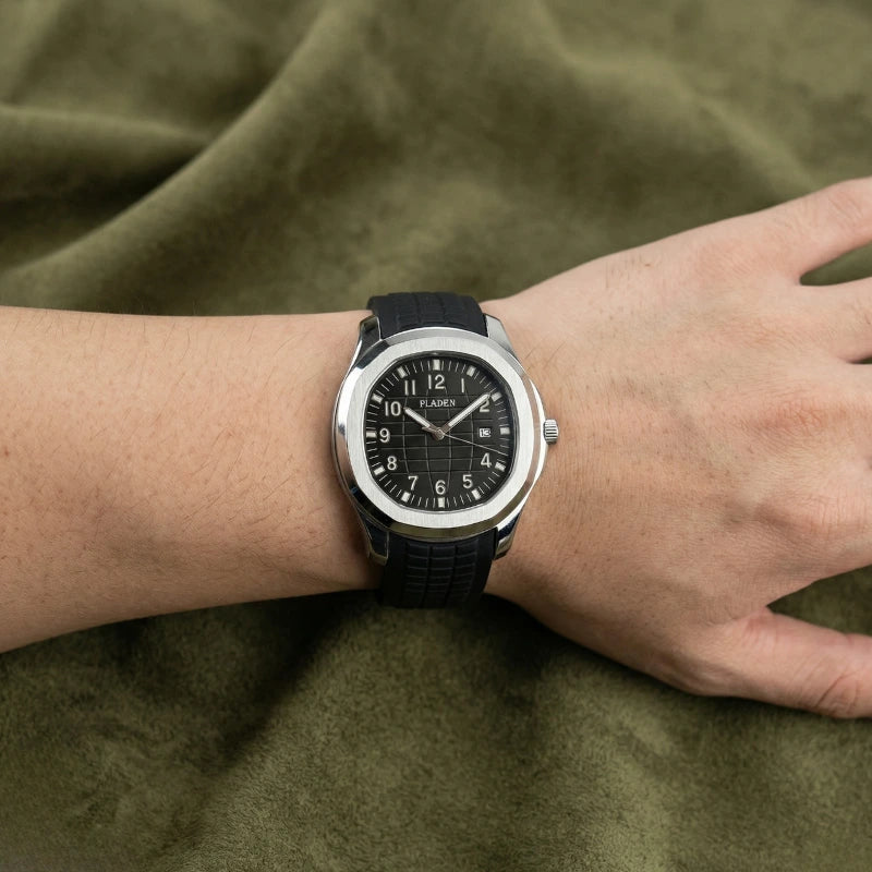 Relógio masculino Fabbricantti Aquattico aço prata mostrador preto quadriculado pulseira borracha vista lateral no pulso Quiet Luxury