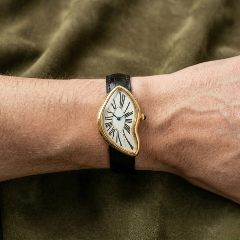 Relógio masculino Fabbricantti Cartti dourado perfil lateral caixa curva exclusiva mostrador branco numerais romanos ponteiros azuis pulseira couro preto