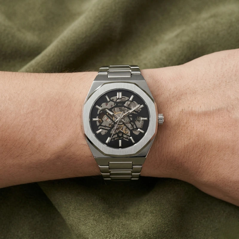 Relógio masculino Fabbricantti Octtagono aço caixa octogonal mostrador esqueleto pulseira aço no pulso fundo verde oliva Old Money Quiet Luxury