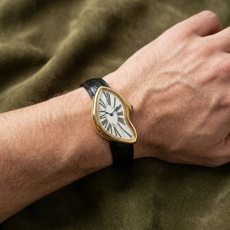Relógio masculino Fabbricantti Cartti dourado caixa curva assimétrica mostrador branco numerais romanos pulseira couro preto no pulso estilo Old Money