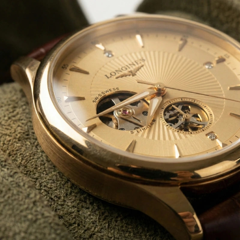 Relogio Fabbricantti masculino mecanismo esqueleto aberto tourbillon caixa redonda dourada mostrador ouro indices diamante pulseira couro marrom Fabricanti relogio automatico luxo close-up