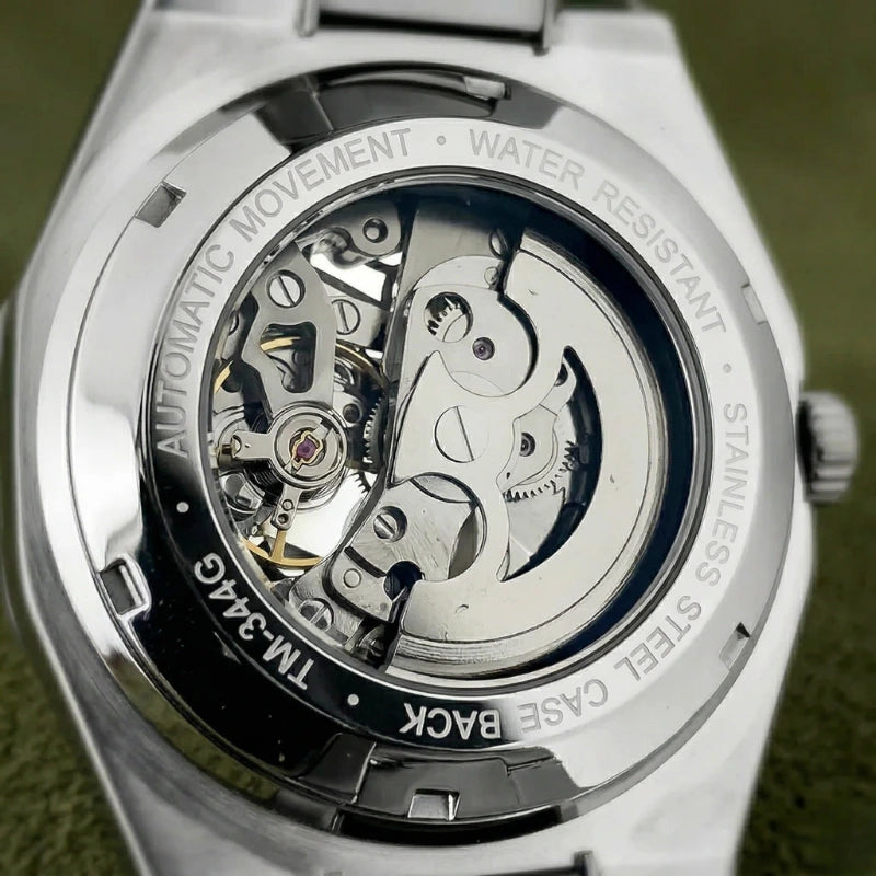 Close-up fundo traseiro Relógio Fabbricantti Octtagono movimento automático aço inoxidável mecanismo relojoeiro Stainless Steel Case Back Quiet Luxury