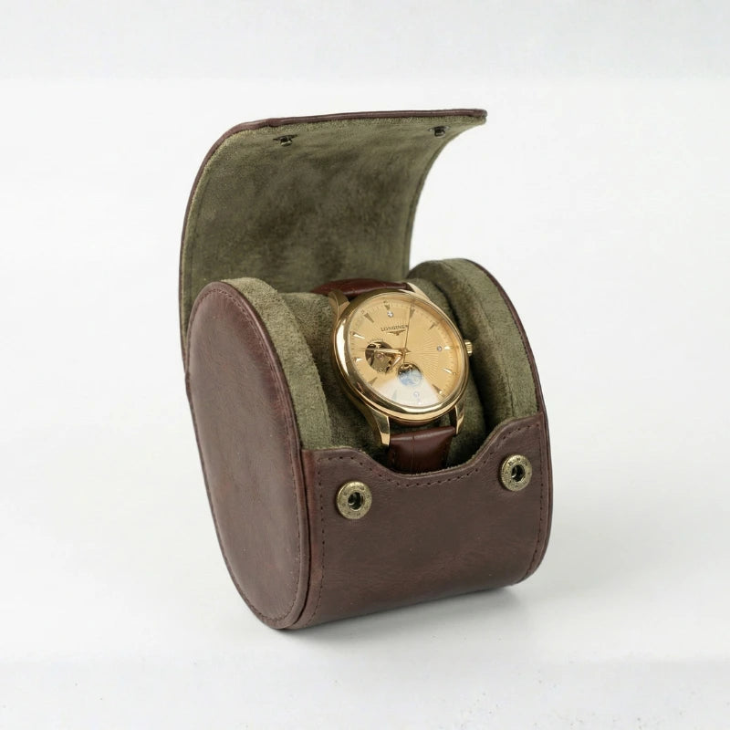 Relogio Fabbricantti dourado esqueleto mecanico dentro estojo porta-relogios couro marrom aberto visao lateral fundo branco Fabricanti embalagem presente relogio automatico masculino luxo