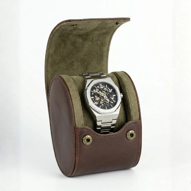 Relógio masculino Fabbricantti Octtagono aço caixa octogonal mostrador esqueleto pulseira aço porta-relógio viagem couro marrom tampa aberta fundo branco Old Money