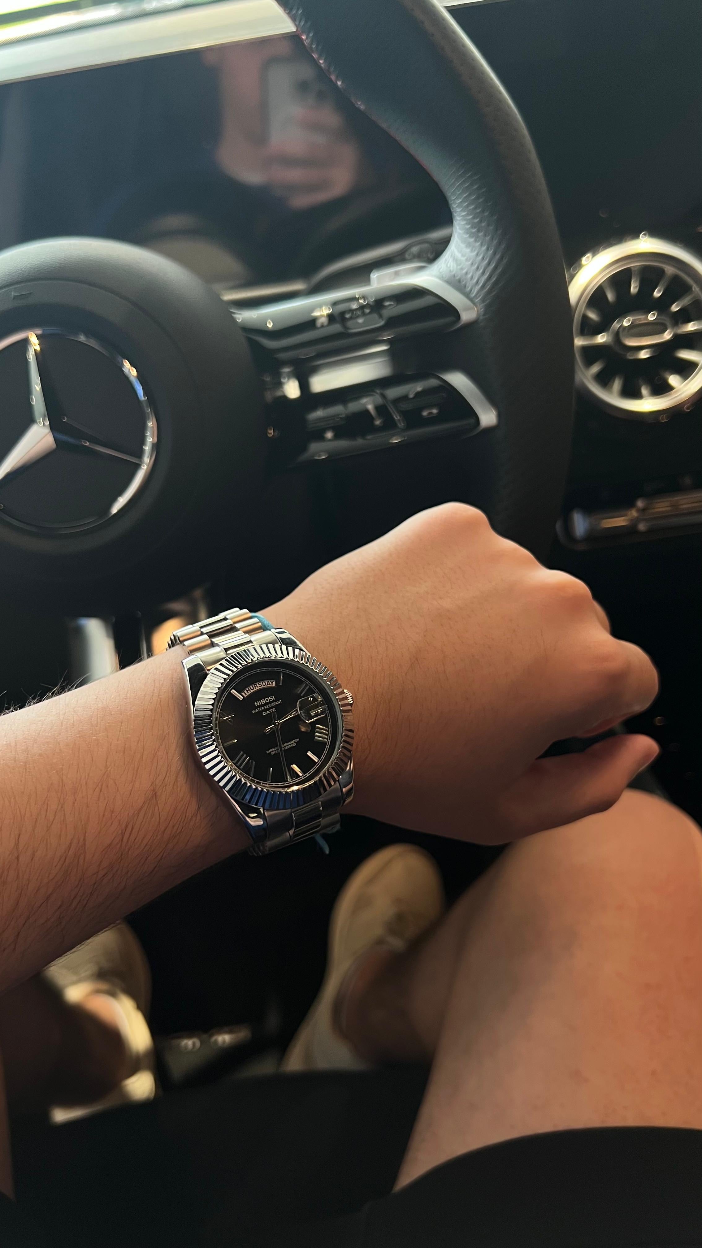 cliente carro de luxo com relógio fabbricantti masculino pulseira metálica