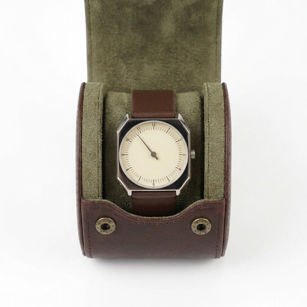 Relógio Rettrato 38mm Creme Fabbricantti acomodado no suporte verde de um porta-relógio marrom aberto.