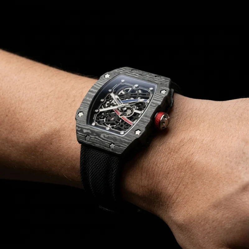 Relógio masculino Fabbricantti esqueleto caixa tonneau fibra de carbono mostrador esqueleto pulseira nylon preta no pulso fundo preto estilo esportivo luxo