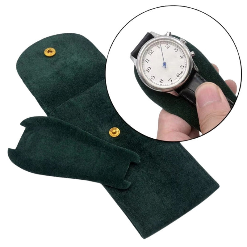 Capa aberta de veludo verde da coleção Fabbricantti para relógios de luxo, ideal para proteger relógios masculinos e clássicos. Acessório de luxo com design atemporal da Fabricanti.