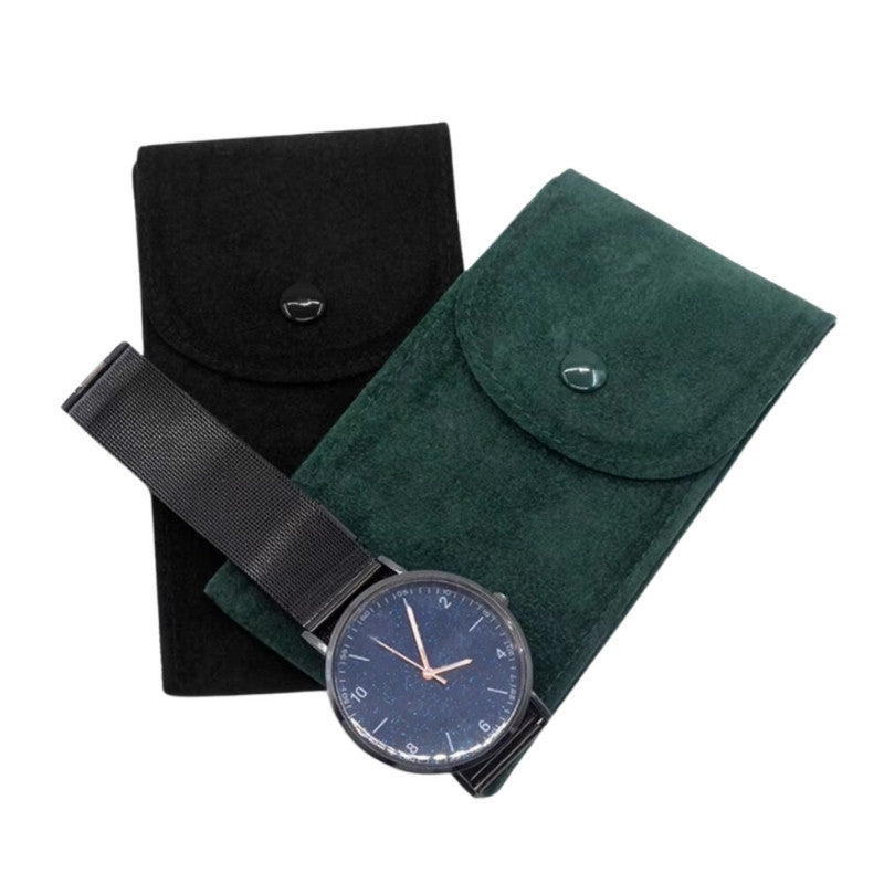 Capas de veludo verde e preta para relógios exclusivos Fabbricantti, perfeitas para proteção de relógios sofisticados. Acessório essencial de luxo da fabricante com estilo Old Money.