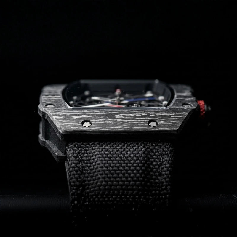 Relógio masculino Fabbricantti esqueleto caixa tonneau fibra de carbono vista lateral perfil pulseira nylon preta fundo preto luxo esportivo