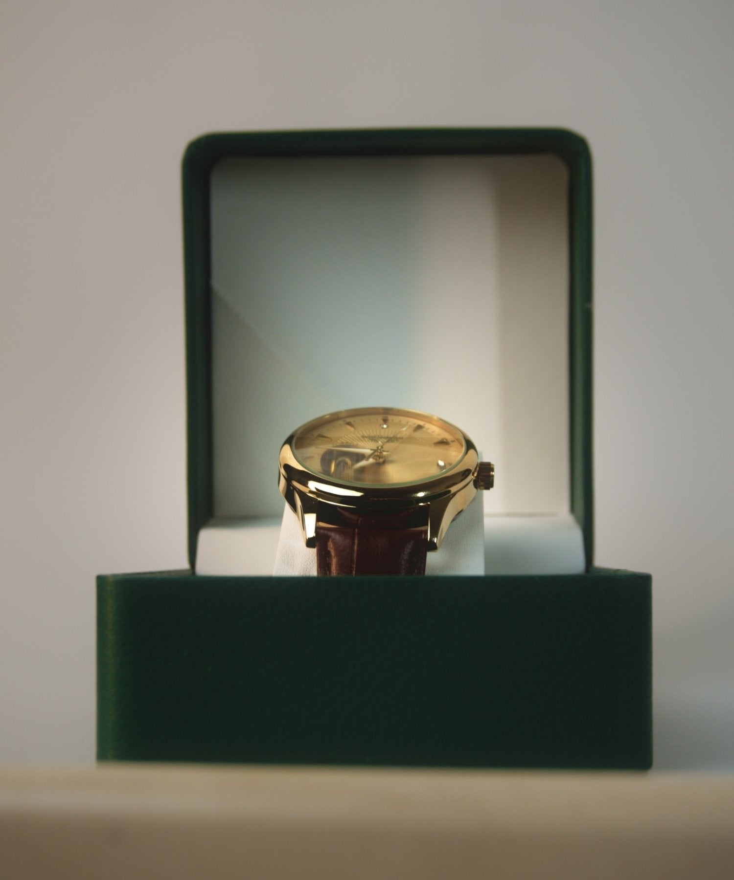 elegantti relógio masculino old money fundo branco perspectiva baixa