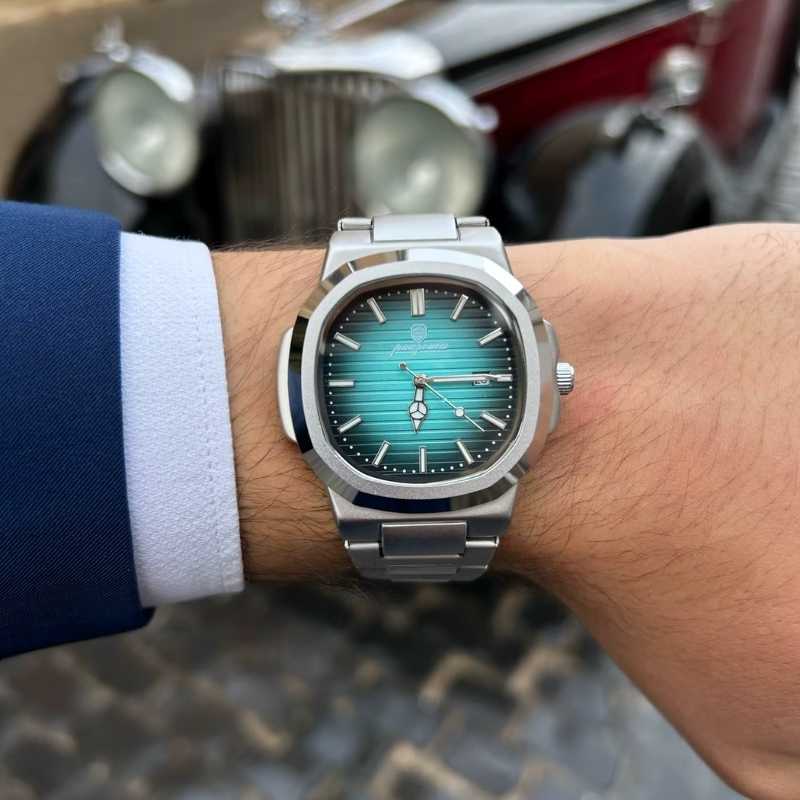 Relogio masculino nauttico da fabbricantti com mostrador verde acqua no pulso de homem elegante em frente a carro antigo, estilo old money fabricante