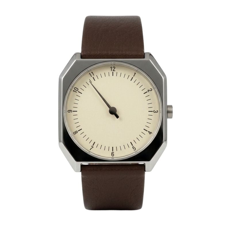 Relógio Masculino Rettrato 38mm Creme, com caixa prateada, mostrador creme, ponteiro único e pulseira marrom fechada, em vista frontal sobre fundo branco.