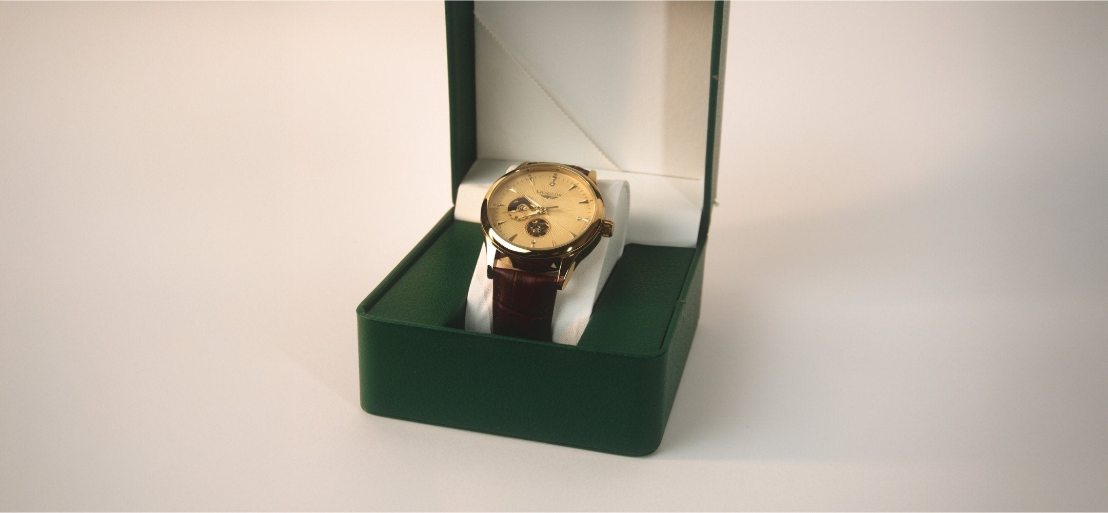 case e relógio fabbricantti elegantti old money fundo branco
